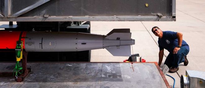 샌디아 국립연구소 기술자가 F-35A에 장착할 B61-12 시험탄의 열 조건 사전처리 준비 과정을 점검하고 있다. Craig Fritz/샌디아 국립연구소 제공