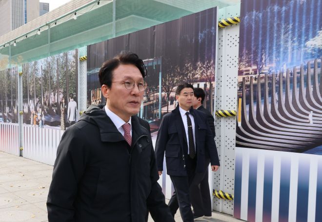 ‘감사의 정원’ 공사 현장 점검 나선 김민석 국무총리 - ‘감사의 정원’ 공사 현장 점검 나선 김민석 국무총리     (서울=연합뉴스) 이정훈 기자 = 김민석 국무총리가 17일 서울 광화문광장에 조성중인 ‘감사의 정원’ 공사 현장을 찾아 외곽펜스에 그려진 조감도 옆을 지나고 있다. 2025.11.17     uwg806@yna.co.kr (끝)   <저작권자(c) 연합뉴스, 무단 전재-재배포, AI 학습 및 활용 금지>