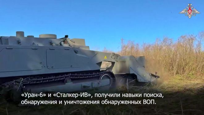 14일(현지시간) 러시아 국방부 기관지 크라스나야즈베즈다와 현지 일간 이즈베스티야는 북한 공병들이 러시아 공병들과 함께 쿠르스크 최전선에서 지뢰 제거를 위해 협력하는 현장을 공개했다. 사진은 북한 공병이 지뢰 제거 작전에 투입된 모습. 2025.11.14 크라스나야즈베즈다