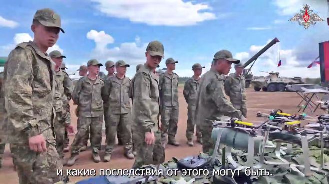 14일(현지시간) 러시아 국방부 기관지 크라스나야즈베즈다와 현지 일간 이즈베스티야는 북한 공병들이 러시아 공병들과 함께 쿠르스크 최전선에서 지뢰 제거를 위해 협력하는 현장을 공개했다. 사진은 지뢰 제거 관련 훈련 중인 북한 공병들. 2025.11.14 크라스나야즈베즈다