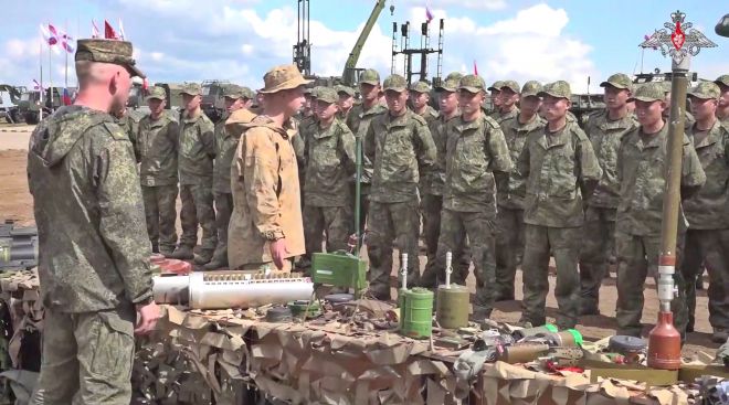 14일(현지시간) 러시아 국방부 기관지 크라스나야즈베즈다와 현지 일간 이즈베스티야는 북한 공병들이 러시아 공병들과 함께 쿠르스크 최전선에서 지뢰 제거를 위해 협력하는 현장을 공개했다. 사진은 러시아 교관이 북한 공병들에 방탄지뢰 등에 대해 설명하는 모습. 2025.11.14 크라스나야즈베즈다
