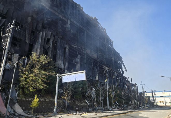 무너져 내린 천안 이랜드패션 물류센터 - 16일 천안 이마트패션 물류센터 건물 일부가 붕괴돼 있다. 이종익 기자