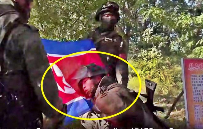 14일(현지시간) 러시아 국방부 기관지 크라스나야즈베즈다와 현지 일간 이즈베스티야는 북한 공병들이 러시아 공병들과 함께 쿠르스크 최전선에서 지뢰 제거를 위해 협력하는 현장을 공개했다. 사진은 지뢰 제거에 투입된 북한 공병이 인공기에 뺨을 대고 경의를 표하는 모습. 2025.11.14 크라스나야즈베즈다