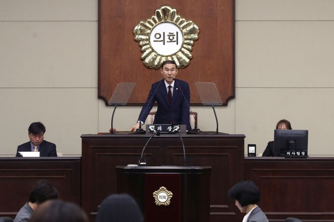 지난 17일 서초구의회 제345회 제2차 정례회 제1차 본회의에서 고선재 의장이 개회사를 하고 있다. 서초구의회 제공