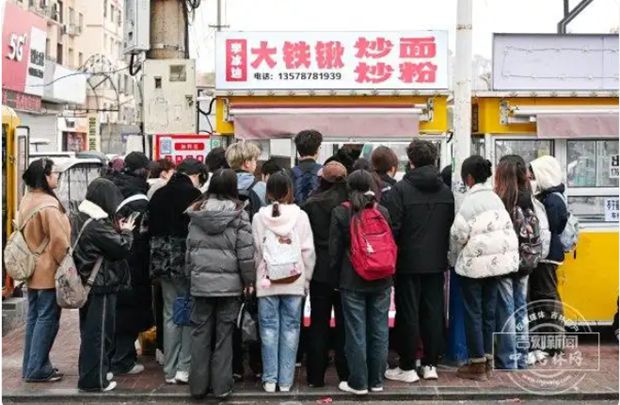 중국에서 딸을 위해 900㎞를 달려 대학 앞에 노점을 차린 아빠가 화제다. 중국지린망