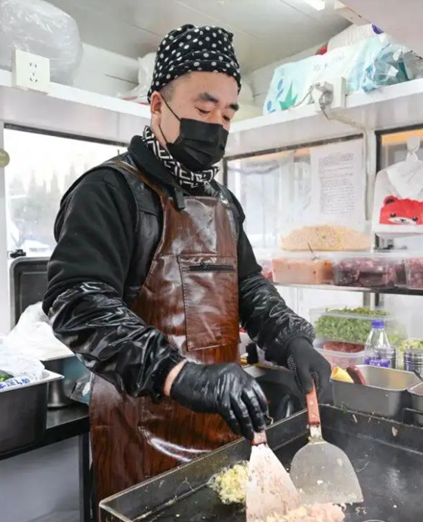 중국에서 딸을 위해 900㎞를 달려 학교 앞에 노점을 차린 아빠가 화제다. 시나재경