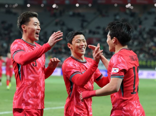 한국 축구 국가대표 이태석이 18일 서울 월드컵경기장에서 열린 2026 북중미월드컵 대비 가나와의 평가전에서 득점한 뒤 조규성, 황희찬에게 축하받고 있다. 연합뉴스