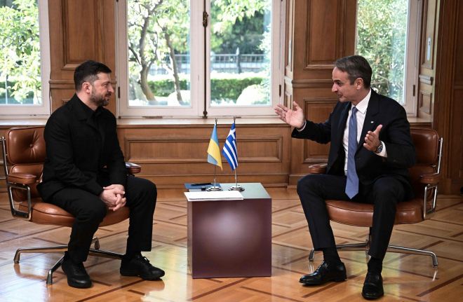 지난 16일  키리아코스 미초타키스 그리스 총리(오른쪽)와  볼로디미르 젤렌스키 우크라이나 대통령이 회담하고 있다. AFP 연합뉴스