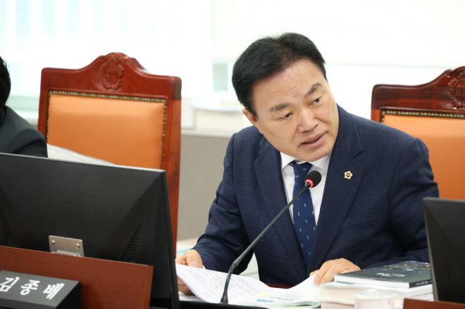 김종배 의원이 17일 열린 보건환경연구원 행정사무감사에서 피감기관을 상대로 질의하고 있다.(사진=경기도의회)