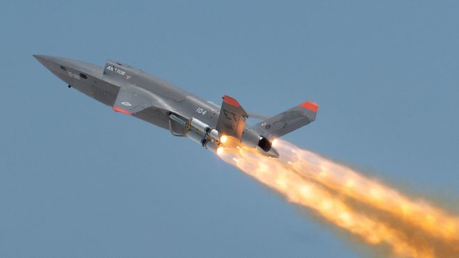 미 공군의 자율형 전술 무인기 XQ-58A ‘발키리’가 플로리다 에글린 공군기지 인근 시험구역 상공을 비행하고 있다. 미 공군 제공