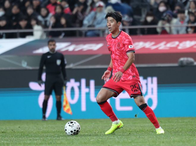 한국 축구 국가대표 권혁규가 18일 서울월드컵경기장에서 열린 2026 북중미월드컵 대비 가나와의 평가전에서 드리블하고 있다. 뉴스1