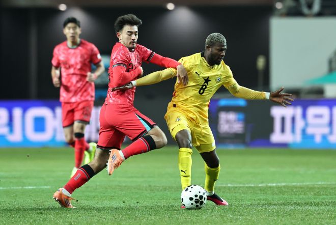 한국 축구 국가대표 옌스 카스트로프가 18일 서울월드컵경기장에서 열린 2026 북중미월드컵 대비 가나와의 평가전에서 수비하고 있다. 연합뉴스