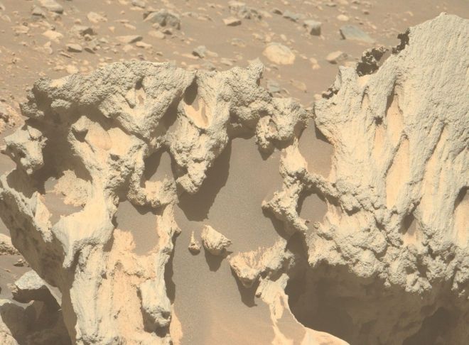 퍼서비어런스가 화성에서 발견한 운석인 ‘핍삭슬라’(Phippsaksla) 클로즈업 이미지. NASA/JPL-Caltech/ASU