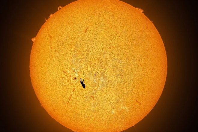 미국 천체 사진작가 앤드루 매카시가 촬영한 ‘이카로스의 추락’. 스카이다이버가 태양 채층(Chromosphere) 앞을 스쳐 지나가는 장면을 담은 첫 사례로 평가된다. 앤드루 매카시 인스타그램