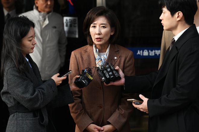 나경원 국민의힘 의원이 20일 서울 양천구 서울남부지방법원에서 열린 ‘국회 패스트트랙 충돌’ 1심 선고 공판을 마친 후 나서며 취재진의 질문에 답하고 있다. 2025.11.20 홍윤기 기자