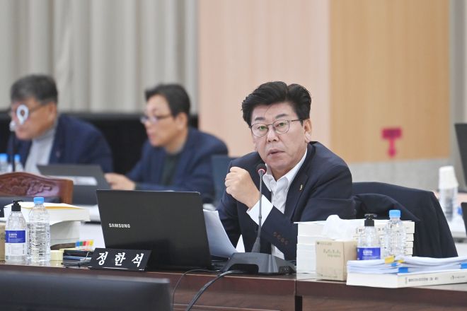 지난 19일 개최된 2025년 경북도교육청 행정사무감사에서 질의하는 정한석 의원. 경북도의회 제공