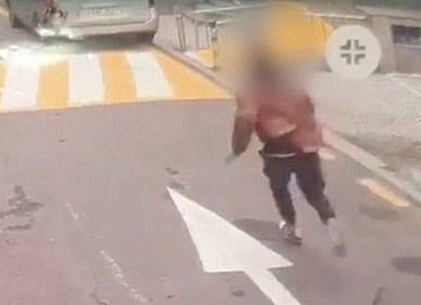 ‘사커킥’ 범행을 저지른 권씨가 부산역 인근에서 경찰이 추격하자 도주하고 있다. 부산경찰청 제공