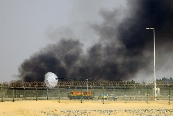 21일(현지시간) 아랍에미리트(UAE)에서 열린 두바이 에어쇼에서 인도 공군의 테자스 전투기가 추락한 뒤 화재로 검은 연기가 치솟고 있다. 2025.11.21. 연합뉴스