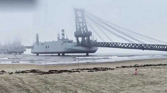 중국 소셜미디어에 중국군의 새로운 특수 바지선 모습이 공유됐다. 소셜미디어 캡처