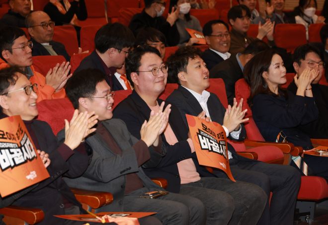 박수치는 참석자들 - 이준석 개혁신당 대표, 천하람 원내대표가 23일 서울 여의도 국회 의원회관에서 열린 ‘모이자 경기도! 필승결의대회’에서 박수치고 있다. 뉴시스