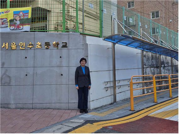 인수초등학교 후문 통학로 개선 현장을 찾은 최미경의원이 새로 설치된 캐노피 옆에서 점검을 마친 모습이다. 통학로 안전 강화를 위해 현장 확인과 개선을 이끈 활동의 일환이다. 강북구의회 제공