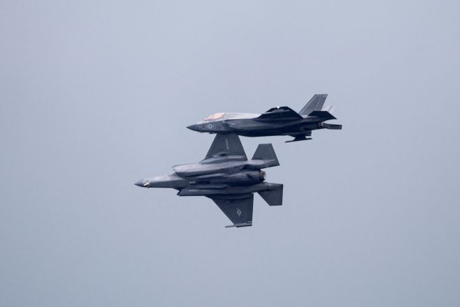 미 해병대 소속 F-35B 전투기 2대가 2025년 11월 22일(현지시간) 푸에르토리코 세이바의 전 루스벨트 로즈 해군기지 상공을 비행하고 있다. 로이터 연합뉴스