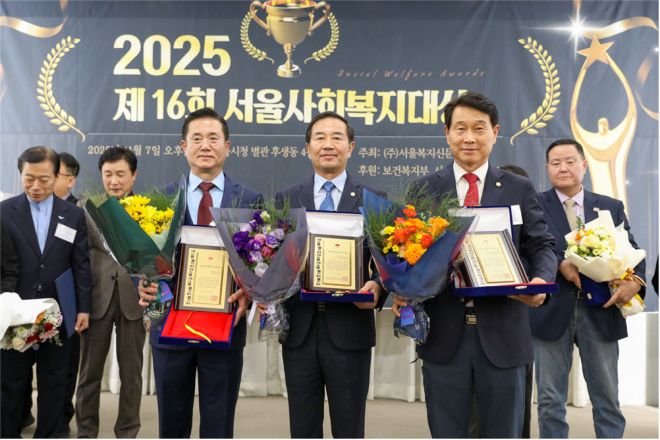 왼쪽부터 서대문구의회의 이용준 의원, 김양희 의장, 이진삼 재정건설위원장위원장 수상 모습. 서대문구의회 제공