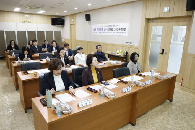 양천구의회 의원들이 지난 24일 구의회 1층 회의실에서 열린 ‘2025년도 의원 역량강화 교육’에 참석해 부패 방지 및 4대 폭력 예방에 관한 강의를 경청하고 있다. 양천구의회 제공