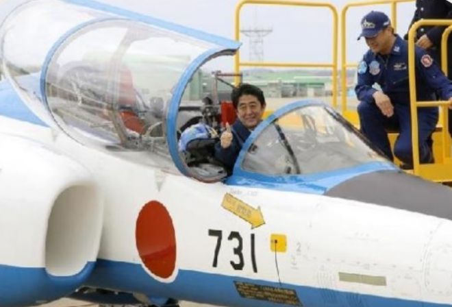 아베 신조 전 일본 총리가 ‘731’이라고 쓰인 자위대 훈련기에 탑승해 엄지손가락을 들어보이고 있다.