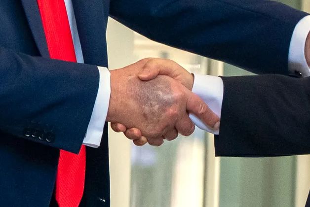 2025년 8월 25일 미국 워싱턴DC 백악관 집무실에서 만난 도널드 트럼프(왼쪽 손) 미국 대통령이 이재명 대통령과 만나 악수하고있다. AP 뉴시스