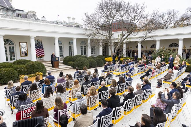 도널드 트럼프 미국 대통령이 25일(현지시간) 워싱턴 백악관 로즈가든에서 열린 추수감사절 칠면조 사면식에서 칠면조 ‘고블’을 사면하기에 앞서 연설하고 있다. 이 행사는 1989년 조지 H. W. 부시 대통령이 시작한 백악관의 전통이다. EPA 연합뉴스