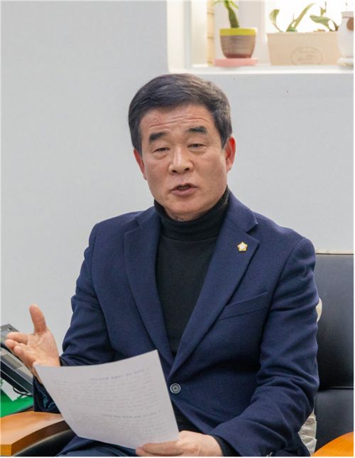 조윤섭 강북구의회 의원이 사서 인력 확충의 필요성을 설명하며 자료를 검토하고 설명하고 있다. 강북구의회 제공