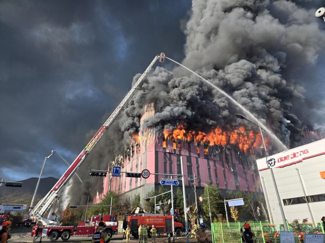 천안 이랜드패선 물류센터 화재 현장에서 소방대원 등이 불을 끄고 있다. 서울신문DB