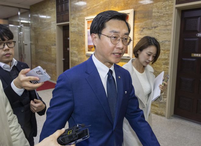 취재진 질문받으며 이동하는 장경태 의원 - 더불어민주당 장경태 의원이 27일 국회에서 취재진 질문을 받으며 이동하고 있다.     서울경찰청 여성청소년범죄수사계는 한 여성이 장 의원을 준강제추행 혐의로 고소한 사건을 서울 영등포경찰서로부터 이첩받고 사실관계 확인에 들어간 것으로 알려졌다.     장 의원은 페이스북을 통해 “전혀 사실이 아닌 허위 무고와 관련 음해에 대해 법적 조치를 포함해 강력 대응하겠다”며 의혹을 전면 부인했다. 2025.11.27 연합뉴스