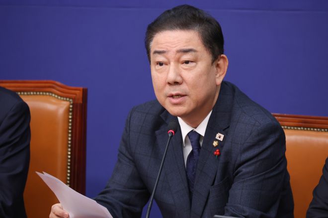 최고위원회의에서 발언하는 김병기 원내대표 - 더불어민주당 김병기 원내대표가 28일 서울 여의도 국회에서 열린 최고위원회의에서 발언하고 있다. 2025.11.28 연합뉴스