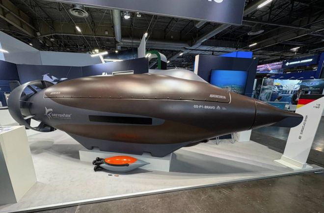 독일 방산업체 유로아틀라스가 공개한 자율 수중드론 ‘그레이샤크’ 브라보형 실물 모형. 인공지능(AI) 기반 자율운항 기술을 적용해 해저 감시·기뢰 탐색·잠수함 추적 등 다양한 임무 수행이 가능하다. 사진=네이벌 뉴스