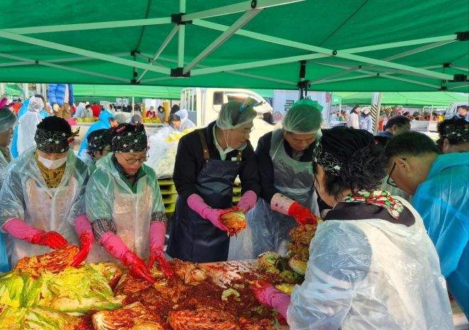 순천시농산물도매시장이 9000만원 상당의 절임배추로 ‘2025 김장 담그기·나눔 행사’를 가졌다.  왼쪽 세번째부터 노관규 시장, 김정중(순천 88청과 대표) 중도매인협의회장.