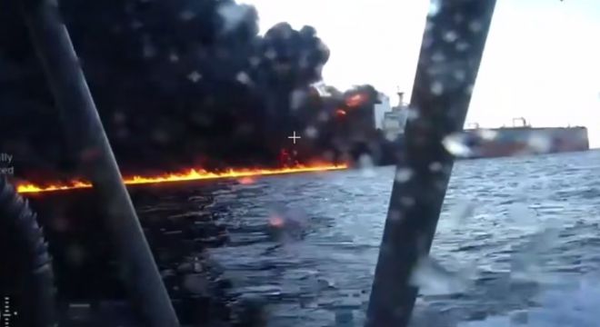 우크라이나 해상드론 ‘시 베이비’의 공격을 받은 러시아 유조선이 불길에 휩싸인 모습. 2025년 11월 28일 촬영된 영상 장면으로 우크라이나 활동가 세르히 스테르넨코가 공개했다.