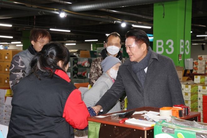 최대호 안양시장이 2024년 12월 19일 농수산물도매시장을 방문해 상인들을 격려하고 있다. (안양시 제공)