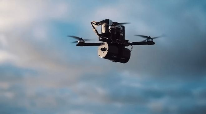 튀르키예에서 개발된 소형 FPV 자폭드론 ‘스카이대거’가 비행 중 임무를 수행하는 모습. 단거리 침투와 정밀 타격을 위해 설계된 차세대 전술형 공격 드론으로, 최근 카르칸 VTOL 무인기에 탑재돼 공중 투하 시험에 성공했다. 출처=스카이대거