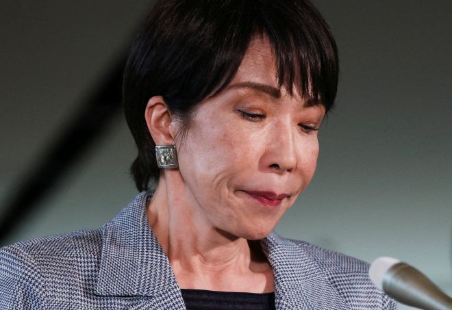 다카이치 사나에 일본 총리가 2025년 11월 25일 도쿄 총리 관저에서 도널드 트럼프 미국 대통령과 전화 통화를 마친 뒤 취재진의 질문에 답하고 있다. 로이터 연합뉴스