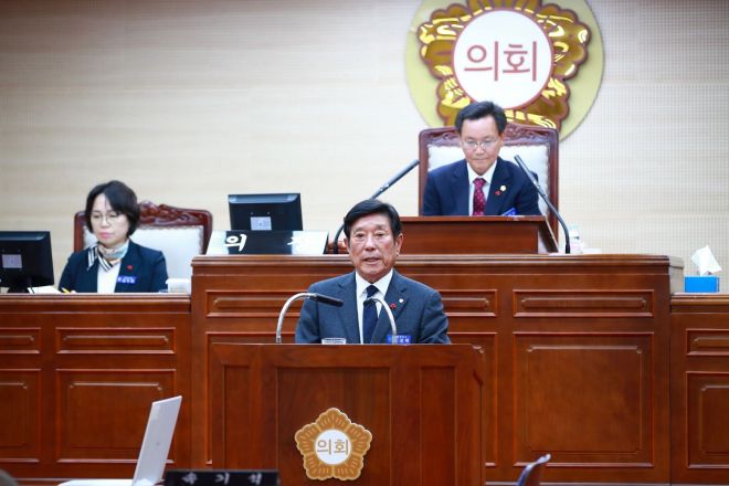 조상래 곡성군수가 1일 시정연설을 통해 내년도 군정 운영방향을 제시하고 있다.