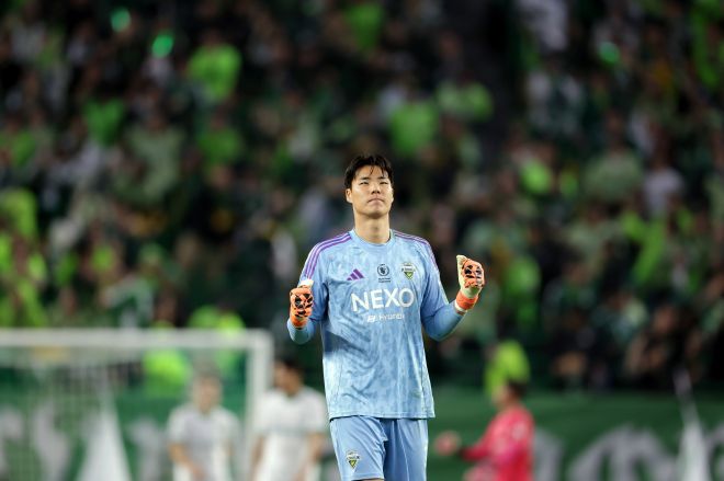 전북 현대 송범근이 지난달 8일 전주월드컵경기장에서 열린 2025 K리그1 36라운드 대전하나시티즌과의 홈 경기에서 동료의 득점에 기뻐하고 있다. K리그 제공