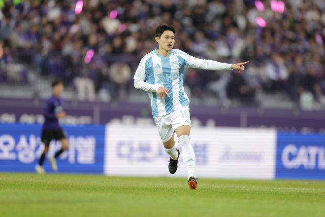 울산 HD 이동경이 지난달 1일 안양종합운동장에서 열린 2025 K리그1 35라운드 FC안양과의 원정 경기에서 달리고 있다. K리그 제공