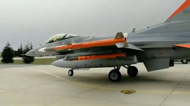 튀르키예 공군의 F-16 전투기가 공대공 미사일 시험 비행을 위해 활주로를 이동하고 있다. 주익 끝에는 중거리 ‘괴크도안’ 미사일이, 주익 아래에는 단거리 ‘보즈도안’ 미사일이 장착돼 있다. 튀르키예 방산청 제공