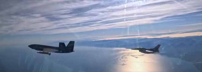 튀르키예 전투기급 무인전투기 ‘크즐엘마’(왼쪽)가 흑해 상공에서 F-16 전투기와 편대를 이뤄 비행하고 있다. 바이카르 제공