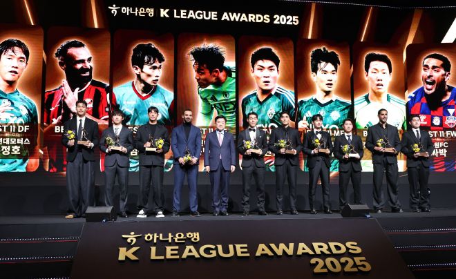 1일 서울 서대문구 스위스그랜드호텔에서 열린 2025 K리그 시상식에서 K리그1 베스트11에 선정된 선수들이 권오갑 한국프로축구연맹 총재에게 축하받고 있다. 연합뉴스