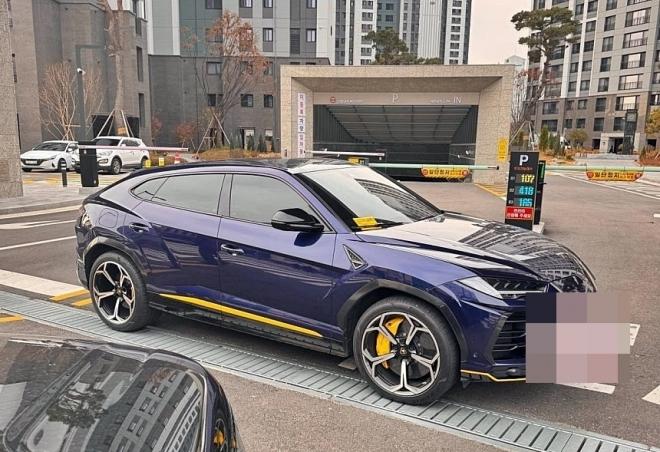 아파트 주차장 입구를 자신의 람보르기니 차량으로 막아 다른 입주민 차량의 통행을 방해한 20대가 형사 처벌 수순에 놓였다. 2일 경기 수원영통경찰서는 업무방해 및 일반교통방해 혐의로 20대 A씨를 형사 입건할 예정이라고 밝혔다. 사진은 주차장 입구를 가로막은 입주민의 람보르기니 차량. 2025.12.2 인터넷커뮤니티