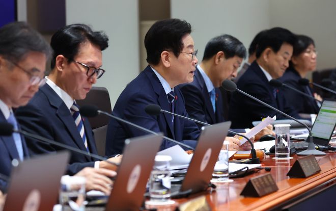 이재명 대통령, 국무회의 발언 - 이재명 대통령이 2일 용산 대통령실에서 열린 국무회의에서 발언하고 있다.  연합뉴스