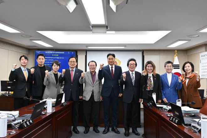 제11대 후반기 서울시의회 문화체육관광위원회 위원들이 주먹을 불끈 쥐고 활짝 웃고 있다. 서울시의회 제공